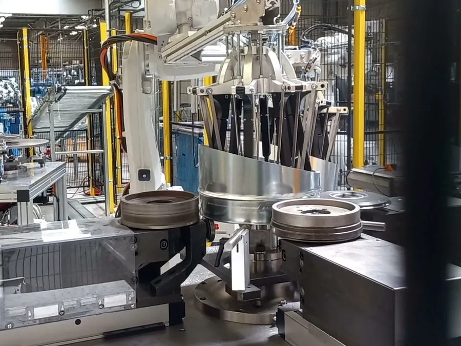 Ligne robotisée de fabrication de pièces en tôle