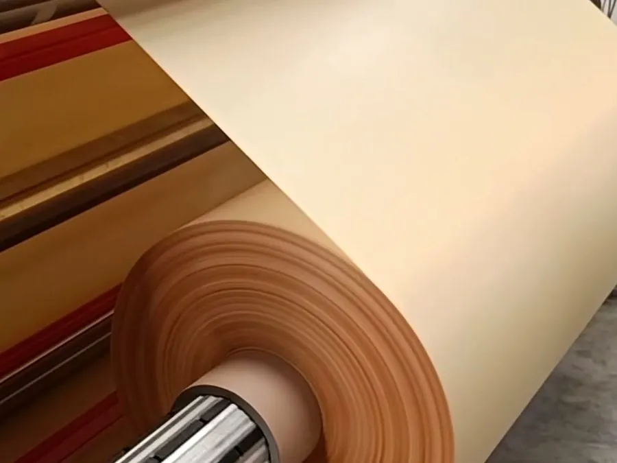 Bobine de matériau souple en cours d’enroulage